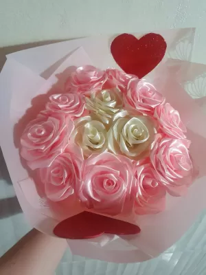 Rosas Eternas Blanco con Rosado y Corazones